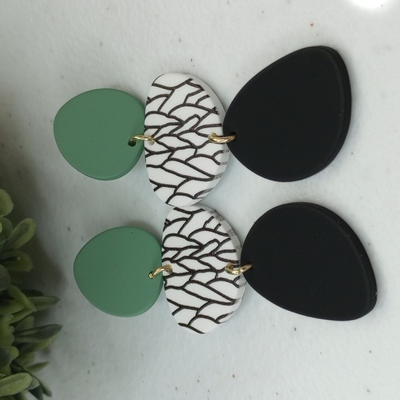 Hanging Earrings With Leaf Pattern - Picture 3 of 9